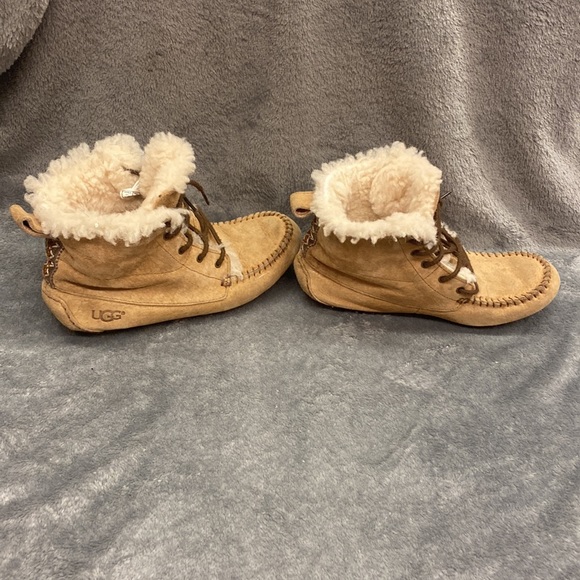 COPY - EUC Chickaree Ugg moccasin booties size 6 - Picture 4 of 8